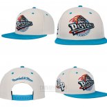 Gorra Detroit Pistons Mitchell & Ness Crema